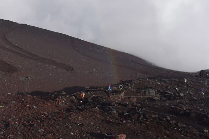 富士の山肌に虹が立った