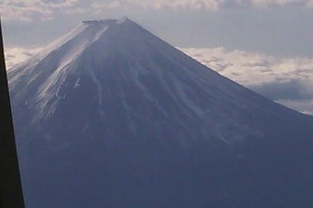 飛行機から見下ろす富士山