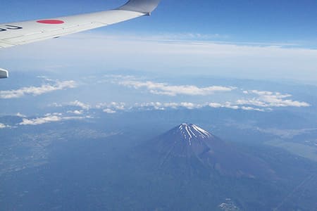 飛行機から見下ろす富士山