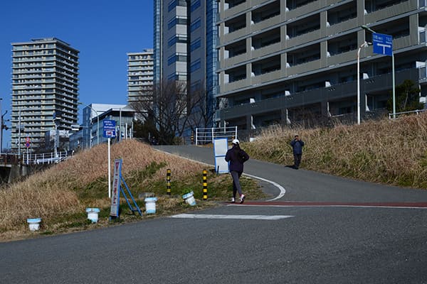 多摩川河川敷の坂路