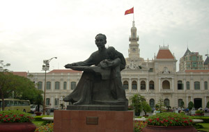 人民委員会前のホー・チ・ミン像