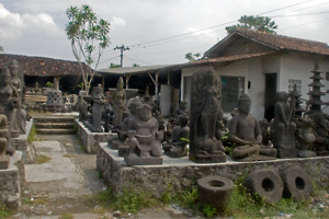 仏像を彫る店