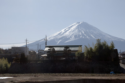 民家の向こうに見える富士山