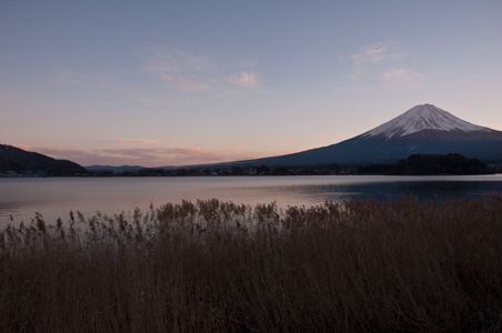 夕刻の河口湖と富士山
