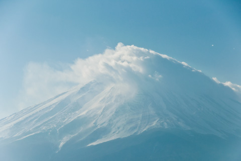 雲がまとわりつく富士山