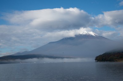 雲がかかる富士山