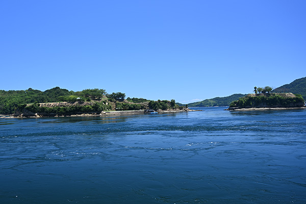 海辺から見た能島城