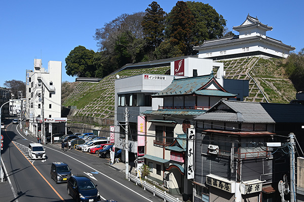 水戸駅前の歩道橋から見る二の丸角櫓