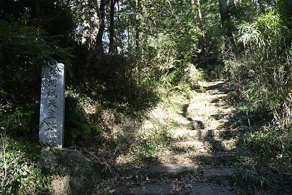笠間城天守跡への階段