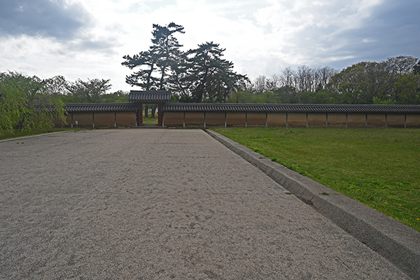 秋田城東門と城内東大路