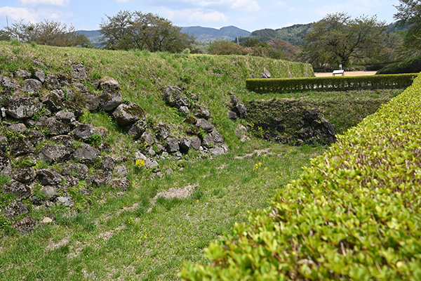 石垣が残る九戸城の堀跡