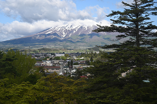 弘前城天守から望む岩木山