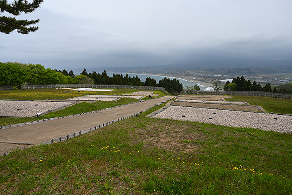 建物跡が再現された勝山館の曲輪