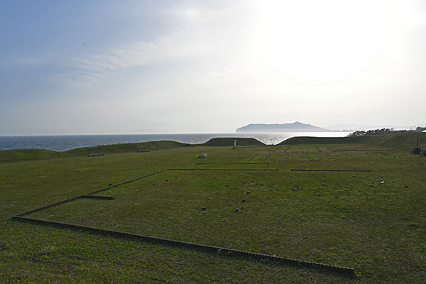 土塁の上から望む志苔館の主郭