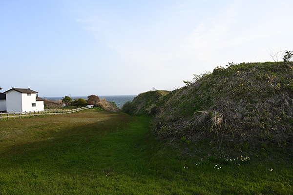 志苔館の土塁の外側を巡る散策路