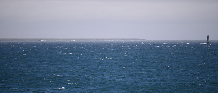 納沙布岬灯台から望む歯舞諸島と貝殻島灯台