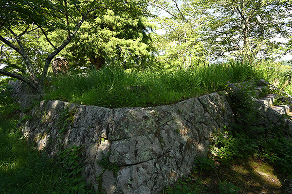 「秋田家祖先尊霊」の碑が置かれた石垣