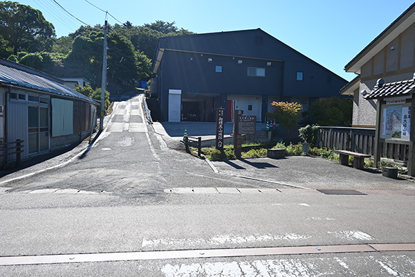 向羽黒山城登城口