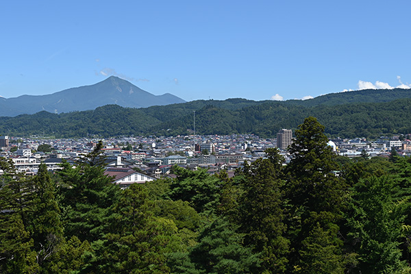 会津若松城から望む会津磐梯山と飯盛山