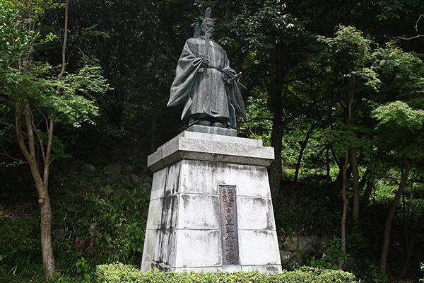 八幡山の麓に立てられた豊臣秀次像