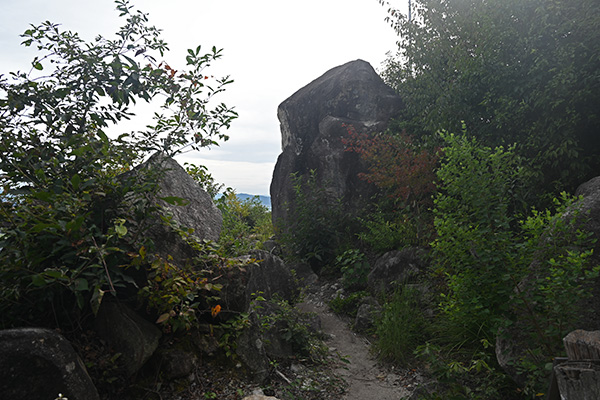 観音寺城の女郎岩