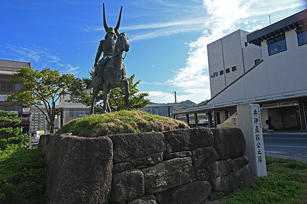 彦根駅前の井伊直政像