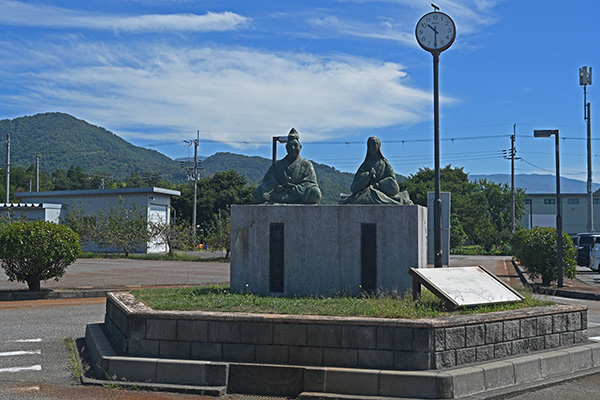 河毛駅前の浅井長政・市の像