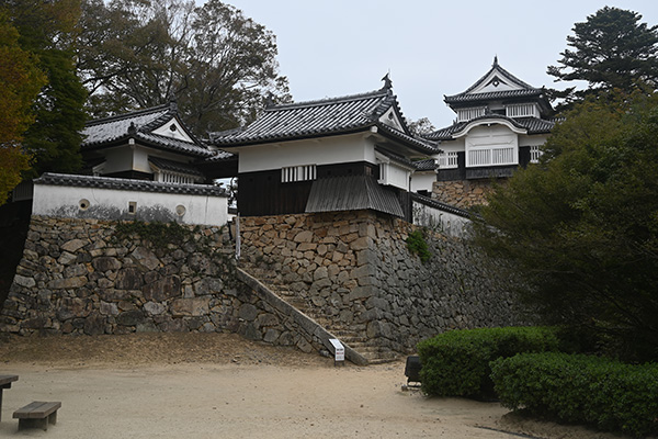 備中松山城二の丸跡から望む本丸の建物、現存天守