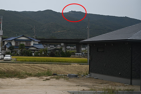 服部駅から望む鬼城山の山頂に建つ鬼ノ城