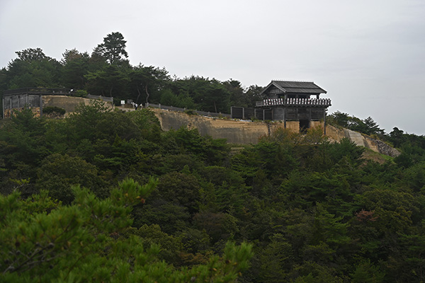 服部駅から望む鬼城山の山頂に建つ鬼ノ城