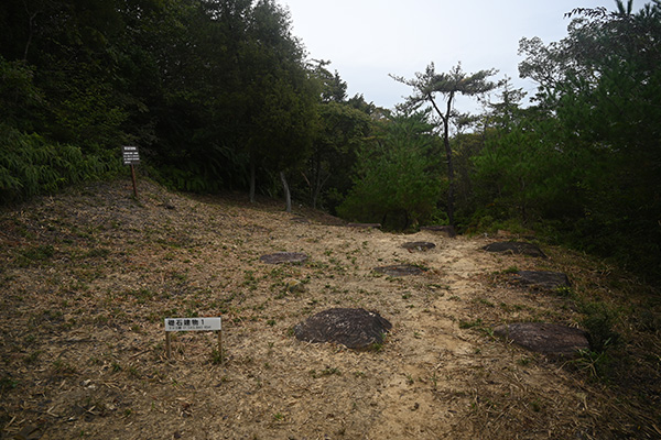 鬼ノ城礎石建物跡