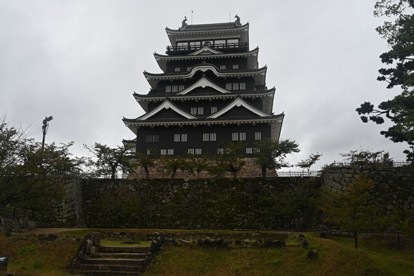 黒い鉄板張りが復元された福山城天守閣北面