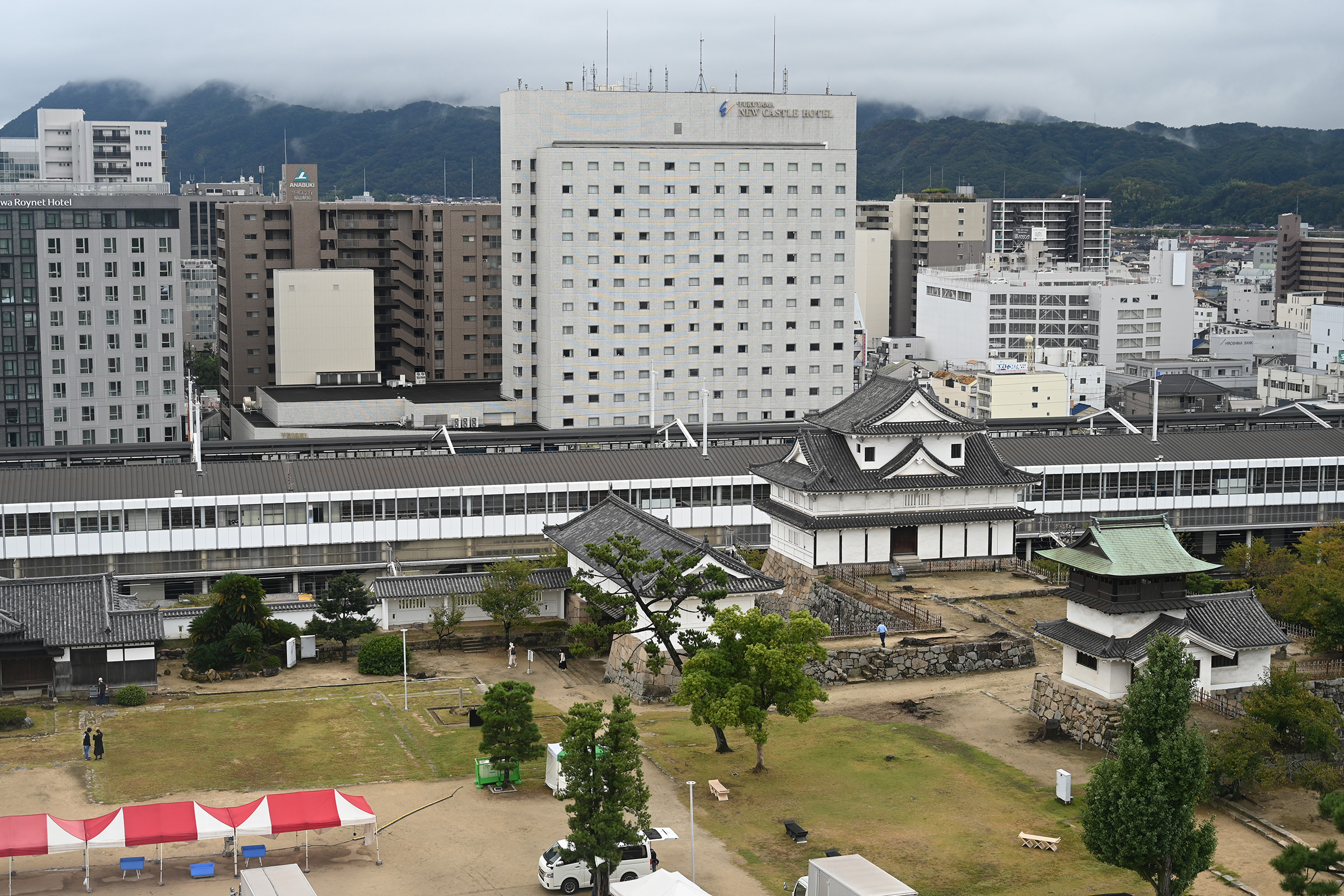 天守から望む福山城筋鉄御門、伏見櫓、鐘櫓。背後はJR福山駅