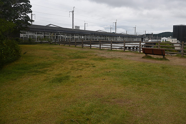 天守から望む福山城筋鉄御門、伏見櫓、鐘櫓。背後はJR福山駅