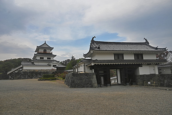 白石城の天守と大手二ノ御門