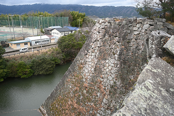 上から見下ろす伊賀上野城高石垣