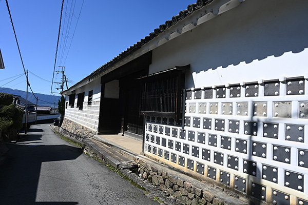 土佐街道の植村家長屋門