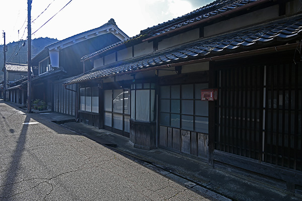 宇陀松山城下の町並み。背後の山の上に城がある