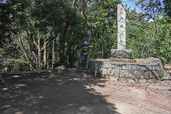 千早城三の丸跡の石碑と鎧兜の人形