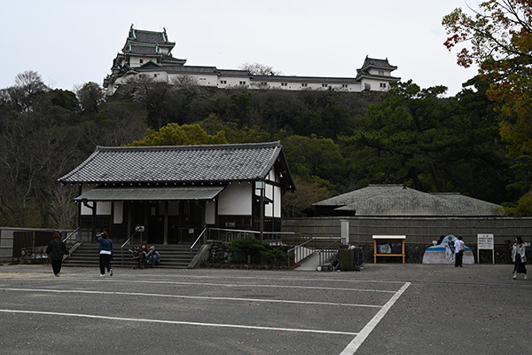 西側端から望む岸和田城