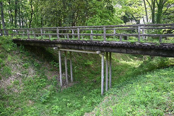 菅谷館の西ノ郭・三ノ郭の空堀と復元木橋