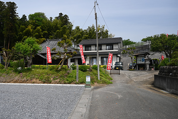 杉山城大手入口の積善寺