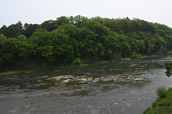 荒川。対岸の断崖の上に鉢形城が建つ
