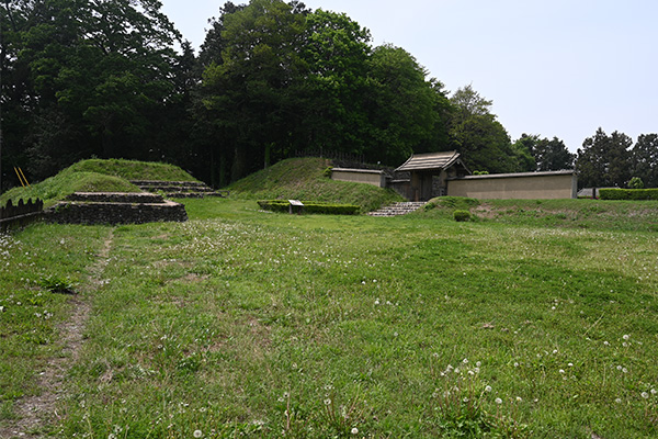 鉢形城のやぐら跡と再現された四脚門
