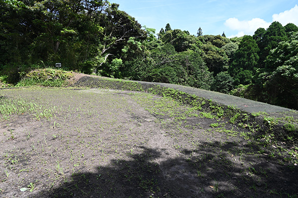 知覧城本丸縁の土塁