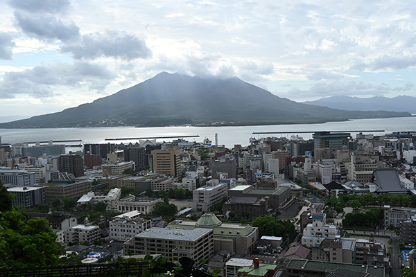 城山から望む鹿児島の街並み、錦江湾、そして桜島