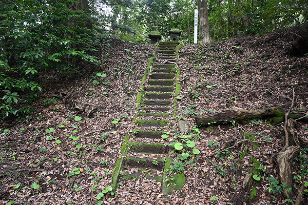 志布志城内城・本丸の三宝荒神が祀られた高台