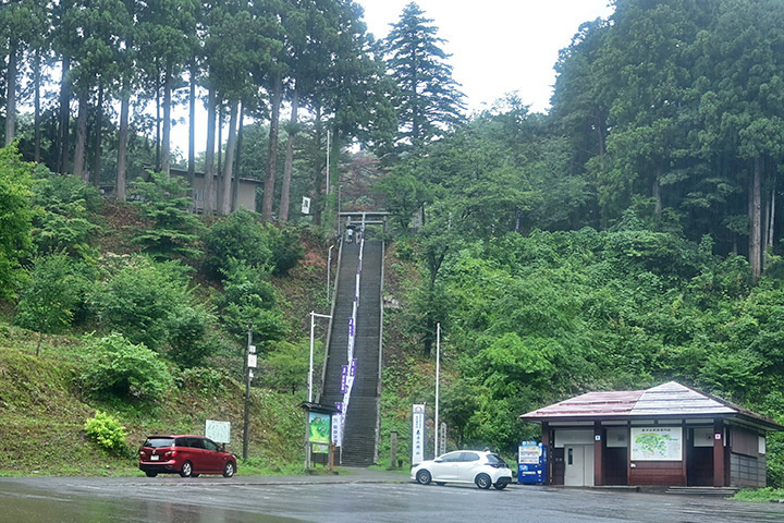 春日山城 駐車場と城跡へと続く階段