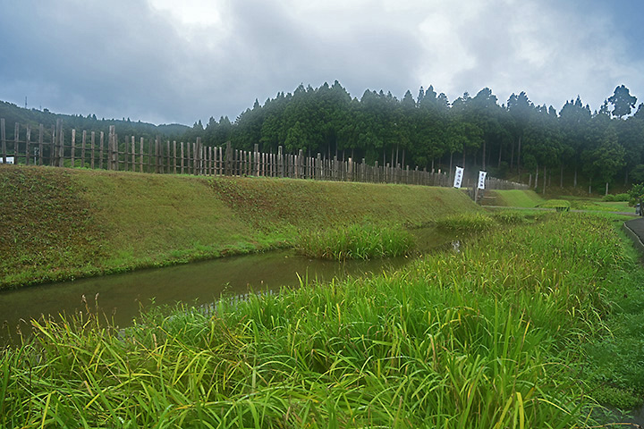 春日山城 監物堀と土塁
