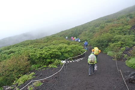 富士山六合目を出発